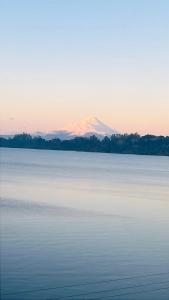 Lakefront apartment with a view of the volcanoes