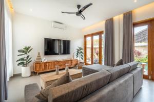 Villa Carina Bali Dua - 5BR Pool Villa, Rooftop Terrace & Free Airport Transport