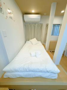 Comfortably sleeps up to 8 - Shinjuku 2 Stops - Direct to Shibuya - 2 Shower Rooms 広々8名まで宿泊可能 幡ヶ谷8分 新宿から2駅 渋谷直通バス有り シャワールーム2つ 広々快適ステイ