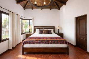 Luxury Villa, Volcanoes views, 5BR
