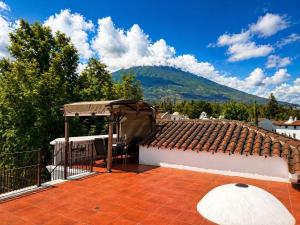 Luxury Villa, Volcanoes views, 5BR