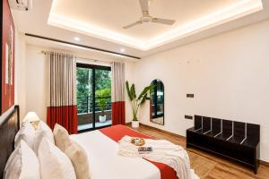 The Golf Course Residency by The Blue Kite , 3 & 2BHK Apt with Fully Equipped Kitchen, Wifi & Balcony Near Golf Course Rd & Medanta Hospital