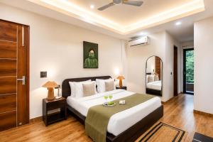 The Golf Course Residency by The Blue Kite , 3 & 2BHK Apt with Fully Equipped Kitchen, Wifi & Balcony Near Golf Course Rd & Medanta Hospital
