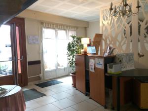 Hotels LOGIS Hotel Restaurant Auberge Du Cheval Blanc : photos des chambres