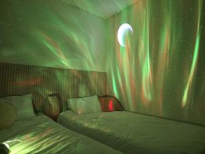 Luna stay A moonlight retreat in the city with Aurora