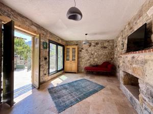 Hatchas Stone House