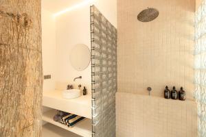 Spacious Modern Villa Tuga 5BR Pool Villa in Central Bingin