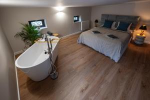 Golden Leaf Apartment by fengshui4u, w centrum, dwa poziomy, dwie sypialnie, wanna przy łóżku, klimatyzacja, bezpłatny parking