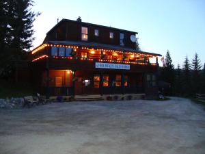 Helmcken Falls Lodge