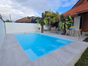 Lisa home and pool