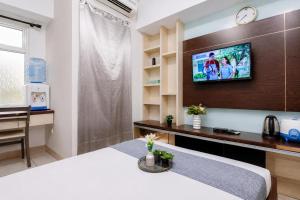 Fancy Studio at Springlake Summarecon Bekasi Apartment By Travelio