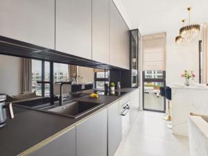 Sol Marina 6 Riverside Apartment Balkon, Parking & AC by Solarento