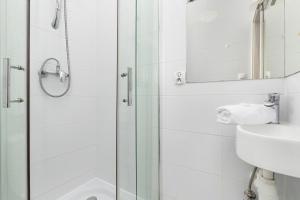 Functional Studio for Two Near the Railway Station by Noclegi Renters