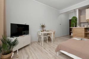 Functional Studio for Two Near the Railway Station by Noclegi Renters