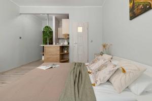 Functional Studio for Two Near the Railway Station by Noclegi Renters