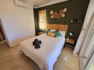 3 Bed Apartment - Sleeps 6 - Pool - Parking - Golf