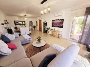 3 Bed Apartment - Sleeps 6 - Pool - Parking - Golf