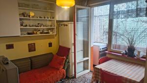 Апартамент в Перник, кв Изток, до 5 човека - 2 спални, хол, кухня, отделни баня и тоалетна, балкони