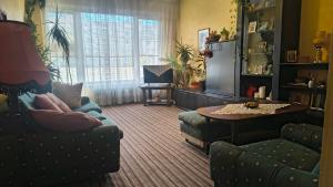 Апартамент в Перник, кв Изток, до 5 човека - 2 спални, хол, кухня, отделни баня и тоалетна, балкони