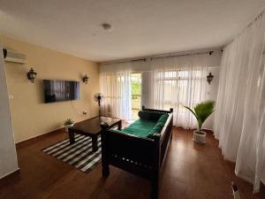 Kens Apt 7 Enjoy Pool Ocean Views and AC