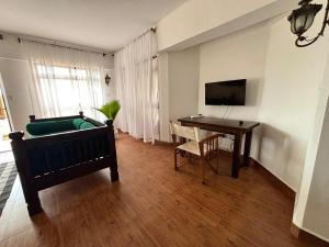 Kens Apt 7 Enjoy Pool Ocean Views and AC