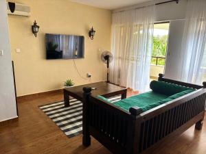Kens Apt 7 Enjoy Pool Ocean Views and AC