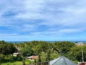 Kens Apt 7 Enjoy Pool Ocean Views and AC