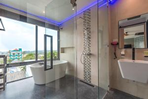 Skywalker 3BR Pool Villa with Rooftop Cinema & Sea View