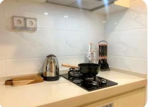 Apartment Sky House BSD with Smart TV 43 inch by Nobizen Japandi Living