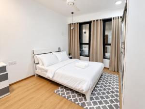 Luxury 3BR - Airport Pickup - Rooftop SeaView Pool Gym Terrace Near Airport