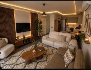 850m to the sea, Detached House with Pool, Shopping Mall in Front