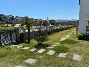 850m to the sea, Detached House with Pool, Shopping Mall in Front