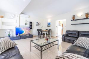Cozy villa in Madroñal de Fañabe with large private pool