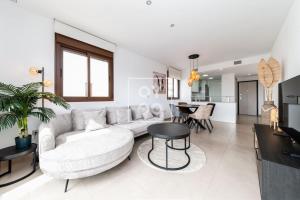 La Brisa del Mar apt with sea view, terrace, pool - by OYOOSTAYS