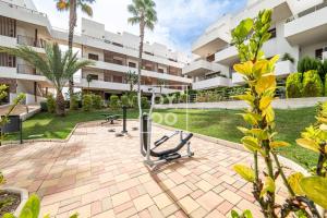 La Brisa del Mar apt with sea view, terrace, pool - by OYOOSTAYS