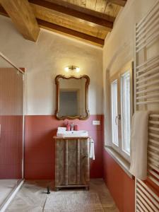 Casa Laurus - Elegant Tuscan Apartment with Balcony & Hillside Views