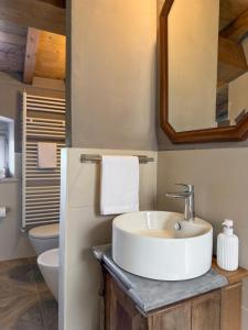 Casa Laurus - Elegant Tuscan Apartment with Balcony & Hillside Views