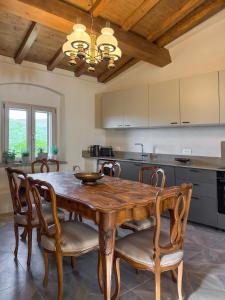 Casa Laurus - Elegant Tuscan Apartment with Balcony & Hillside Views
