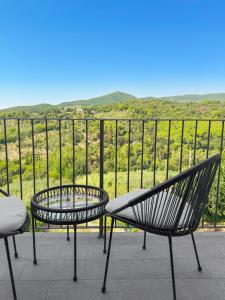 Casa Laurus - Elegant Tuscan Apartment with Balcony & Hillside Views