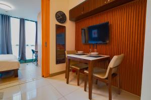 NEW! Rustic Cozy 350Mbps Skyline BGC Uptown Backhome3