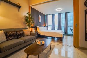 NEW! Rustic Cozy 350Mbps Skyline BGC Uptown Backhome3