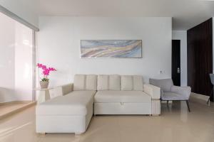 Remodeled and luxurious oceanfront apartment