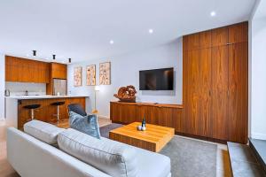 Luxury House with Fireplace & Private Patio - Westend Suites