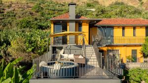 Yellow by the sea house by CAELIS INSPIRE