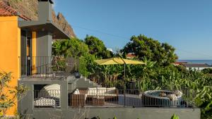 Yellow by the sea house by CAELIS INSPIRE