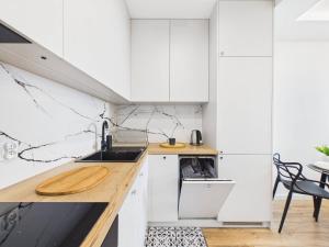 Nowoczesne Apartamenty Błogosławionej Karoliny 25 by SuperApart