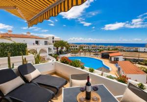 Soleggiato attico vista mare e piscina SC768