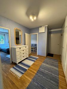 A bright three-room apartment by the sea and the city center!