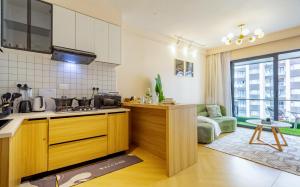 One bedroom Apartment Near the Airport Gym and Pool Available