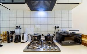 One bedroom Apartment Near the Airport Gym and Pool Available